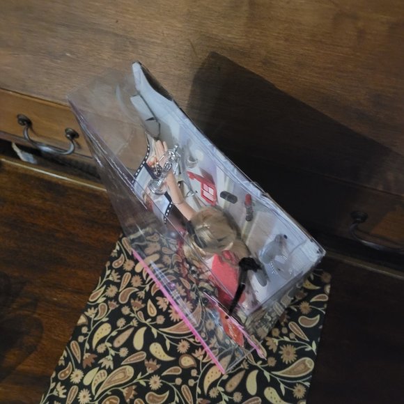 Barbie as Hillary Duff 2006, Red Carpet Glam! - Picture 14 of 17